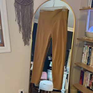 Vuori Ribbed Tan Apparel